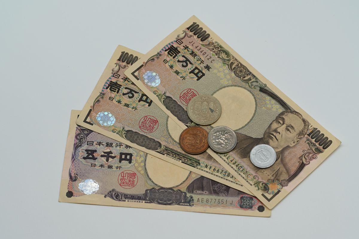 日本円の紙幣と硬貨、旅行の予算管理のイメージ
